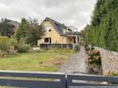 Strassenansicht - Wohnhasu mit Traumgrundstück am See!