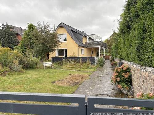 Strassenansicht - Wohnhasu mit Traumgrundstück am See!