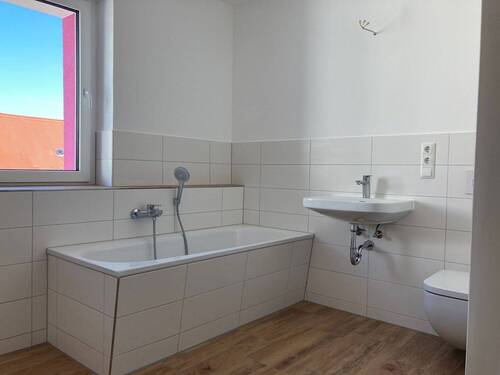 Hauptbad mit Badewanne - 