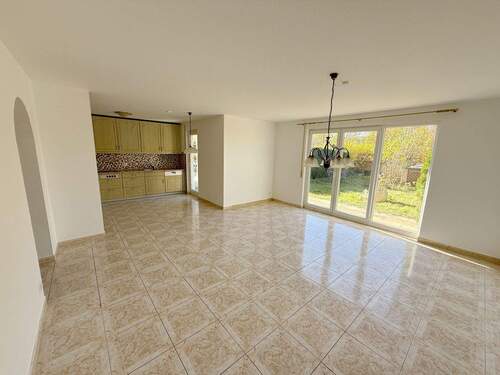 Wohnbereich - Gelegenheit! 3,5-Zimmer EG-Wohnung mit Gartenanteil in Reutlingen zu verkaufen !