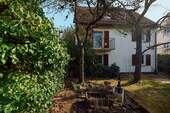 Objektansicht mit Garten - Ein Zuhause mit Charme und Freiraum in bester Böblinger Wohnlage