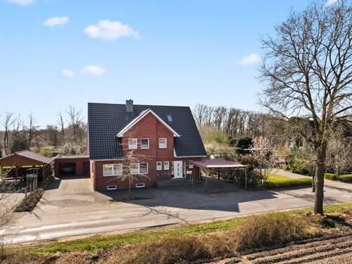 Bild 1 - +++ Verkauft+++Charmantes Mehrfamilienhaus auf großem Grundstück !!