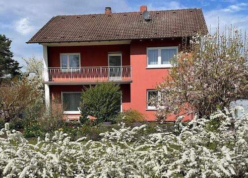 Außenansicht - Geräumiges Einfamilienhaus mit Balkon und Terrasse in Gottmadingen
