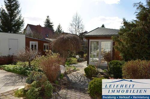 Garten mit Pavillon - 