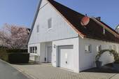 Außenbild - Gepflegte Doppelhaushälfte mit Garten, Terrasse und Garage in familienfreundlicher Lage!