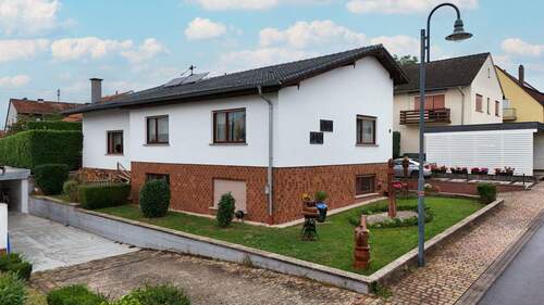 Bild 1 - Familienidylle in Sponheim - Bungalow mit Garten, Pool und Einliegerwohnung