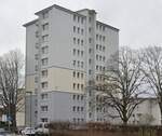 Außenbild - 2-Zimmer-Erdgeschosswohnung in einem gepflegten Mehrfamilienhaus