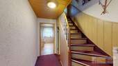 Flur EG und Treppenaufgang - 