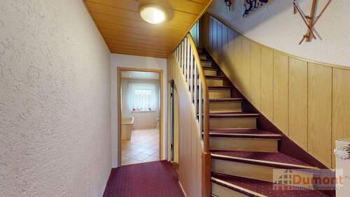 Flur EG und Treppenaufgang - 