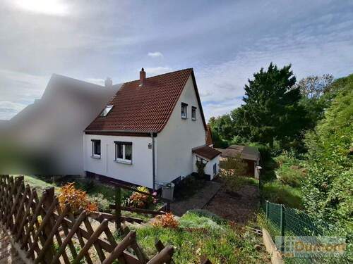 Vorderansicht vom Haus - Gemütliche Doppelhaushälfte mit Seenähe in Stöbnitz .