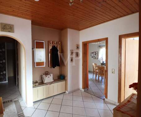 Diele/Eingangsbereich - 7 Zimmer Mehrfamilienhaus, Wohnhaus zum Kaufen in Lehrberg