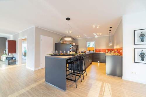 Moderne Küche mit Kochinsel - 4 Zimmer Einfamilienhaus in Döbeln