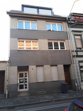 Hausansicht - seniorengerechter, neubauartiger Zustand: 3,5 Zi. EG-Wohnung mit ca. 40 qm Garten