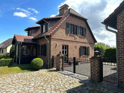 Haus Seite - 4 Zimmer Mehrfamilienhaus, Wohnhaus in Userin