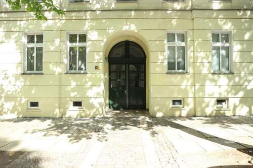 Hauseingang mit Gehweg - 1 Zimmer Etagenwohnung in Berlin