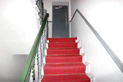 Treppenhaus mit Aufzug - 