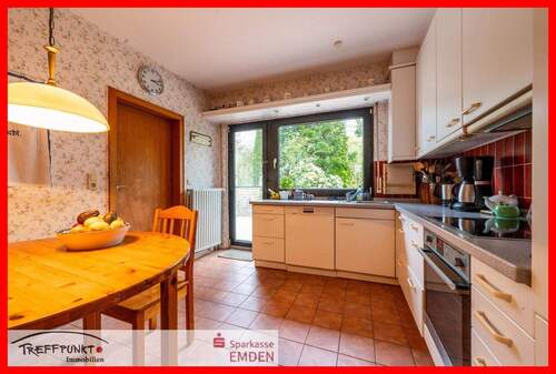 Küche mit Zugang zur Terrasse und Hauswirtschaftsraum - 