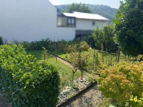 Blick in den Garten - Einfamilienhaus mit 200,00 m&sup2; in Kröv zum Kaufen