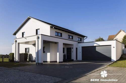 Front - BERK Immobilien - Exklusives Design-Einfamilienhaus auf großzügigem Grundstück