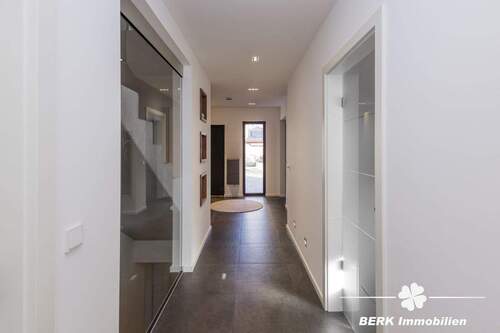 Flur - Einfamilienhaus mit 208,40 m&sup2; in Großrinderfeld zum Kaufen