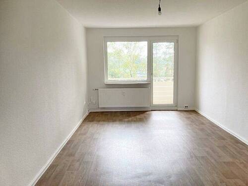 Wohnzimmer - Etagenwohnung mit 70,30 m&sup2; in Hermsdorf zur Miete