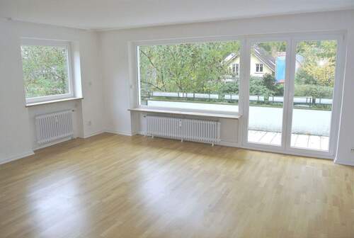 Wohnzimmer mit Balkon - 3 Zimmer Etagenwohnung in Hamburg