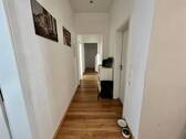 Flur - Moderne Eigentumswohnung mit stilvollem Badezimmer und guter Raumaufteilung