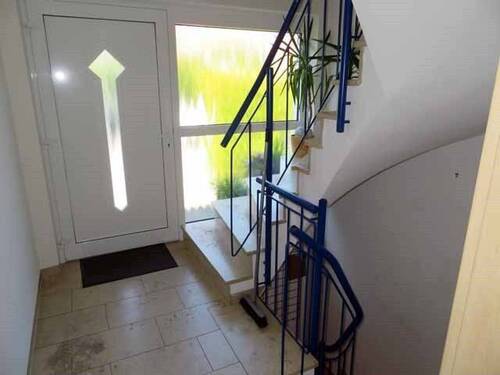 EG Eingangsbereich - 1 Zimmer Mehrfamilienhaus, Wohnhaus in Illschwang