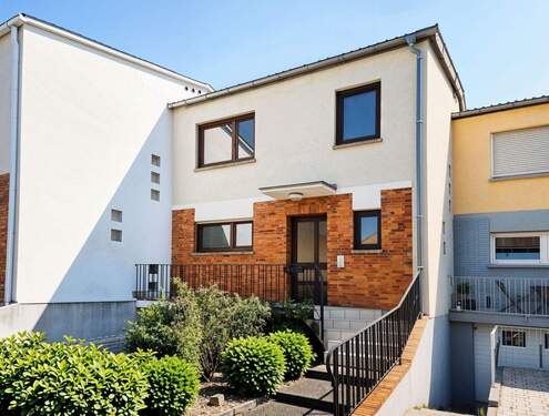 Seitenansicht (KI generiert) - Charmantes Reihenmittelhaus mit Garage und geschütztem Garten in begehrter Lage von Sandhausen