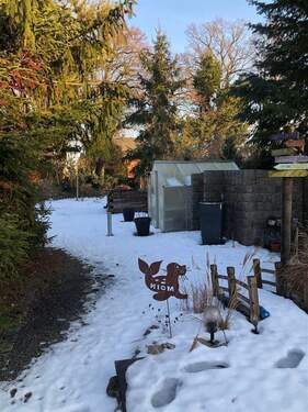 Garten mit Gewächshaus im Winter - 