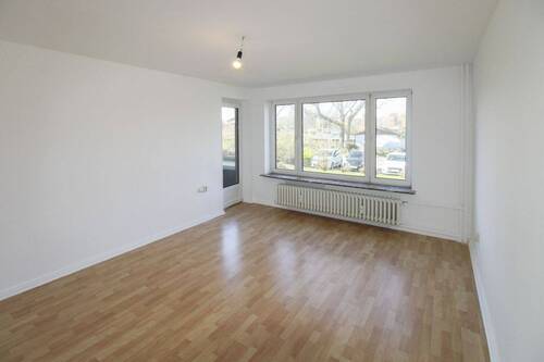 Wohnzimmer mit Zugang zur Loggia - 2 Zimmer Etagenwohnung zum Kaufen in Flensburg