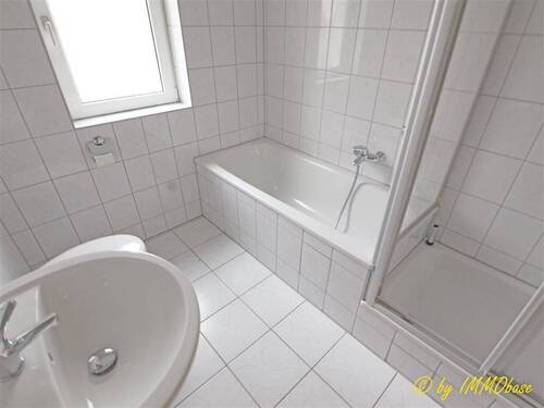 Badezmmer mit Wanne und Dusche - 