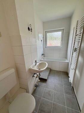 modernes Badezimmer - 3 Zimmer Etagenwohnung zur Miete in Wilhelmshaven