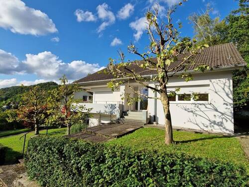 Südseite mit Hauseingang1.OG - Mehrfamilienhaus, Wohnhaus mit 225,00 m² in Grenzach-Wyhlen zum Kaufen