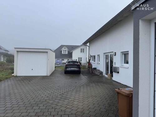 Garage und Stellplatz - 