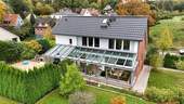 Luftbild - 1-2 Familienhaus mit Wintergarten, Vollkeller und 2 großen Garagen mit vielseitigen Lagerflächen