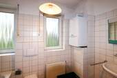  Bad mit Wanne und Fenster - 