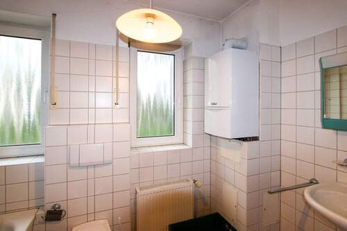  Bad mit Wanne und Fenster - 