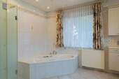 Eckbadewanne - 5 Zimmer Doppelhaushälfte zum Kaufen in Hamburg