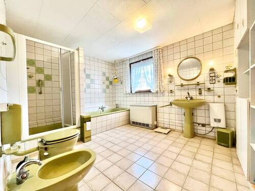 Bad mit Dusche und Wanne - 