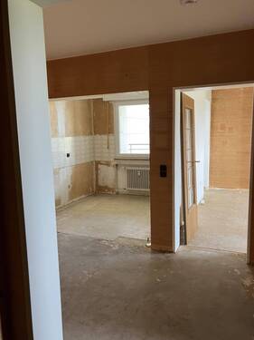 Blick aus Flur in WZ und Küche - 