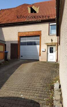 Hauseingang und Scheune - 6 Zimmer Einfamilienhaus zum Kaufen in Frickenhausen / Tischardt