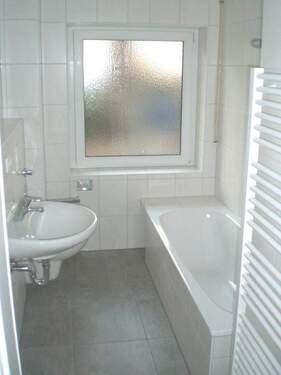 Bad mit Fenster - Etagenwohnung mit 80,00 m&sup2; in Nürnberg zur Miete