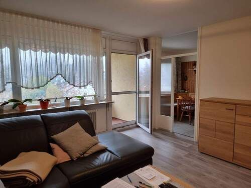 Wohnzimmer mit Ausgang auf den Balkon - 