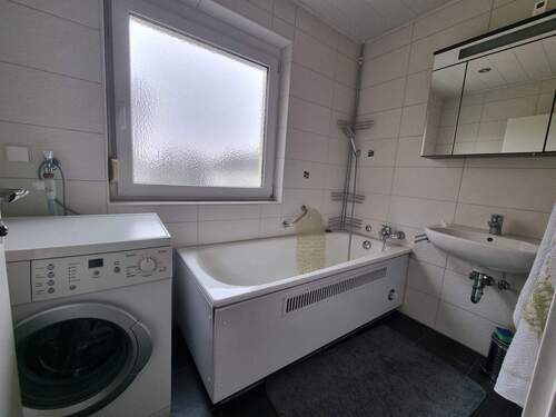 Badezimmer mit Fenster und Badewanne - 