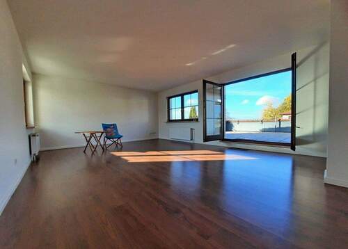 Wohnzimmer mit Zugang zur Dachterrasse - 3 Zimmer Etagenwohnung in Hamburg