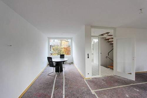 Essbereich mit Blick in den Eingangsbereich - 