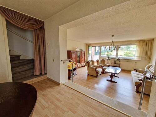 Einblick Wohnzimmer - 3 Zimmer Einfamilienhaus zum Kaufen in Neunkirchen