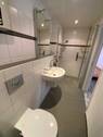 Renoviertes Bad mit Walk-In-Dusche - 