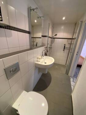 Renoviertes Bad mit Walk-In-Dusche - 